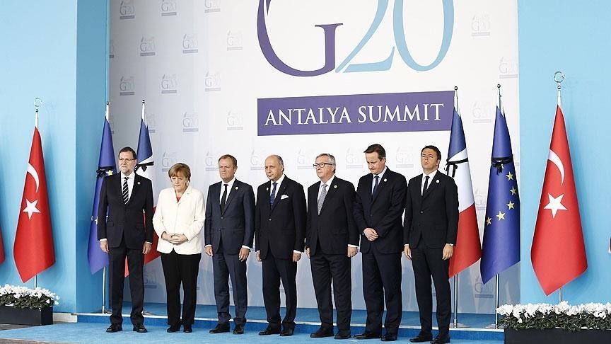 AB liderlerinden Paris'teki saldırıda ölenler için saygı duruşu