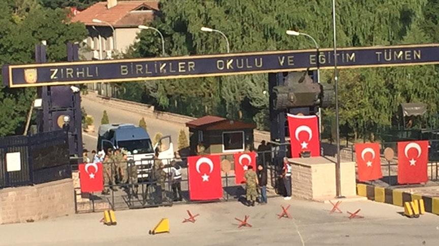 Etimesgut'taki Zırhlı Birlikler'in kapıları tutuldu
