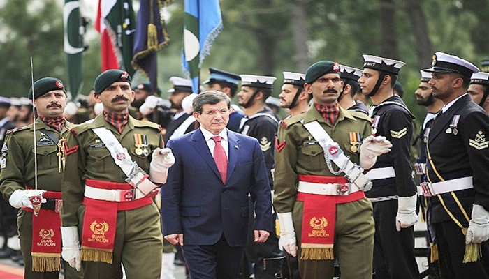Davutoğlu Pakistan'da resmi törenle karşılandı