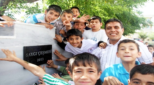 Ek ders ücretleriyle öğrencilerine çeşme yapan öğretmene ödül