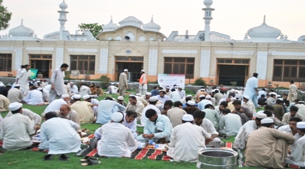 Yardımeli Derneği'nden Pakistan'a kumanya dağıtımı ve toplu iftar