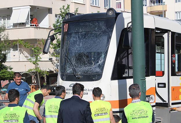 Gaziantep'te aynı istikametteki tramvaylar çarpıştı