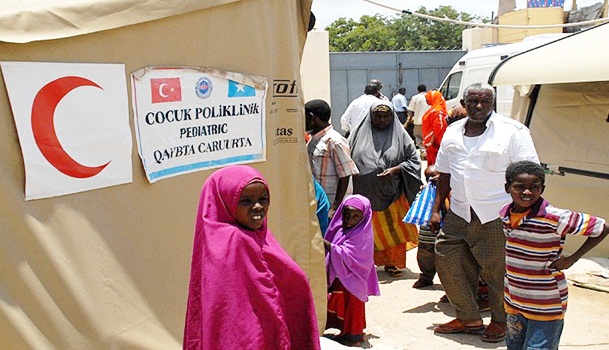 Türk doktorlar Somali'de şifa dağıtıyor