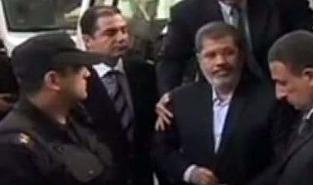 Mursi'nin mahkemeye gelişi ve duruşmadaki görüntüleri yayınlandı