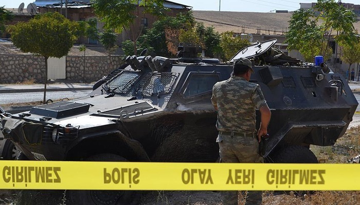 Askeri araç sağanak nedeniyle kayganlaşan yolda devrildi