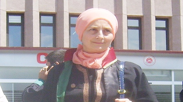 Kamalak başörtülü girince duruşma yeniden ertelendi
