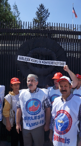 ABD elçiliği önünde siyah çelenkli protesto