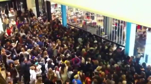 ABD'de 'Kara Cuma' çılgınlığı: Alışveriş için birbirlerini ezdiler