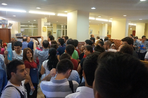Açık Öğretim Fakültesi'ne kayıt için binlerce kişi kuyruğu girdi