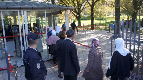 Açlık grevindeki tutukluların yakınları, CHP'li Tanrıkulu ile görüştü