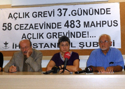 Açlık grevlerine basın toplantısıyla dikkat çekildi