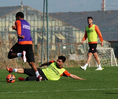Adanaspor Özgür Bayer ile 1.5 yıllık sözleşme imzaladı