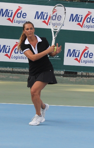 Adını taşıyan turnuvaya katılan Hülya Avşar, Wimbledon için dua ediyor