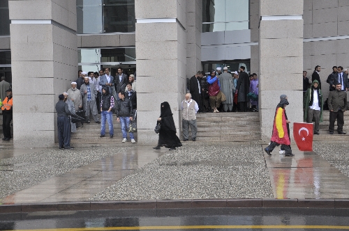 Adliye önünde toplanan binlerce kişi, 'Cübbeli'ye destek verdi