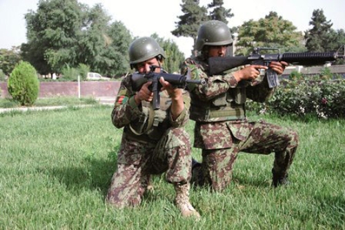 Afganistan'da bir polis, yabancı askerlere ateş etti