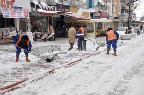 Afyonkarahisar'da, belediye 230 personelle kar çalışması yapıyor