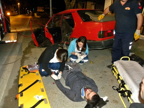 Ağaca çarpan otomobilde can pazarı yaşandı