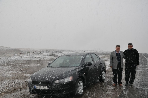 Ağrı Tutak'a mevsimin ilk karı düştü