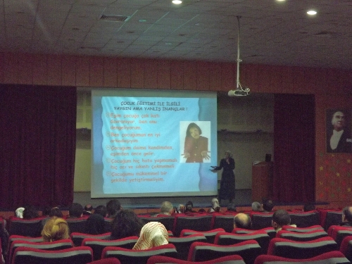 'Ailenin evladına verebileceği en önemli iki unsur sevgi ve eğitim'
