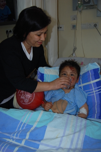 Ailesi bombalanan 3 yaşındaki Suriyeli bebek Gaziantep'te yeniden hayata döndü