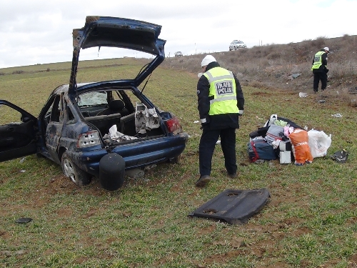 Ailesiyle tatile giden polisin kullandığı araç takla attı: 5 yaralı