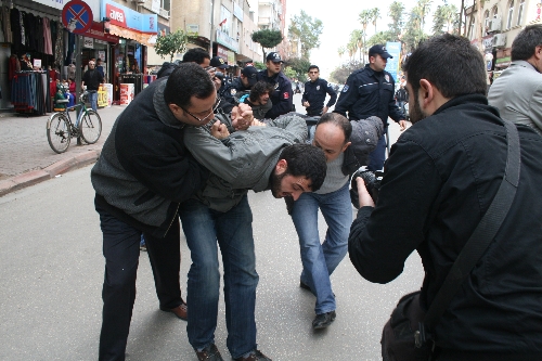 AK Parti binasını işgal etmek isteyen gruba polis müdahale etti: 5 gözaltı