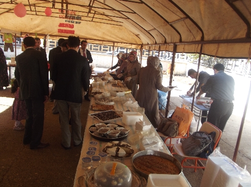 Akçakaleli eğitim gönüllüleri kermes düzenledi.