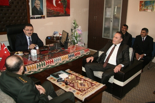 Aksaray Valisi Selami Altınok, Şehit Aileleri Derneği'ni ziyaret etti