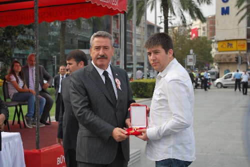 Aktütün gazisi Yıldız'a Devlet Övünç Madalyası verildi