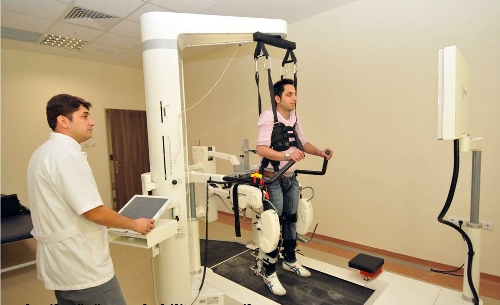 AKÜ, Tatlıses'in tedavisinde de kullanılan robotik cihazı aldı