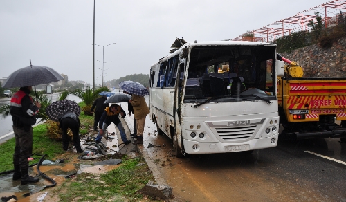 Alanya'da öğrenci servisi devrildi 22 yaralı