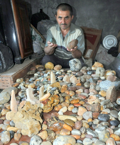 Alanyalı çobanın taş koleksiyonu yabancılardan ilgi görüyor