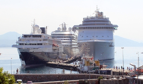 Alanya'ya gelen 3 kruvaziyer turist gemisiyle esnaf bayram yaptı