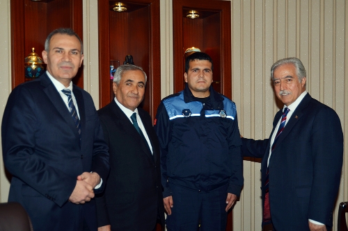 Aldırmaz dürüst zabıtayı ödüllendirdi