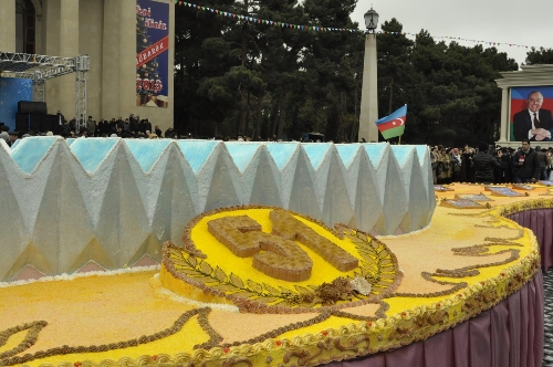 Aliyev'e Avrupa'nın en büyük doğum günü pastası