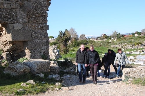 Alman turistler, soğuk havaya aldırış etmeden yürüyüş yaptı