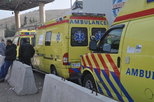 Ambulanslar yaralı getirmek için Suriye'ye geçti