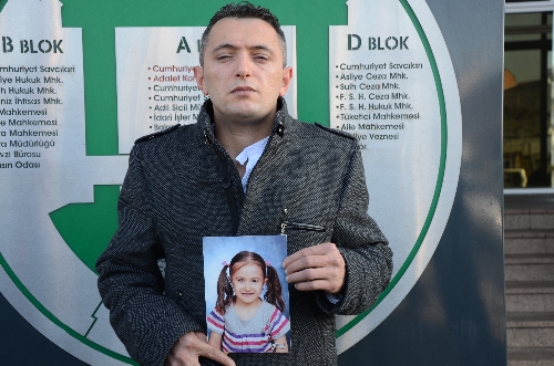 Ameliyat için beklerken ölen kızın babası, çelişkili açıklamalara tepki gösterdi