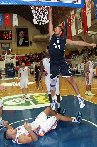 Anadolu Efes finalleri garantiledi