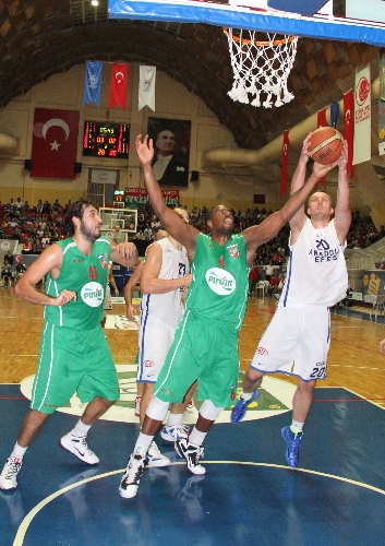 Anadolu Efes, Karşıyaka'yı farklı yendi