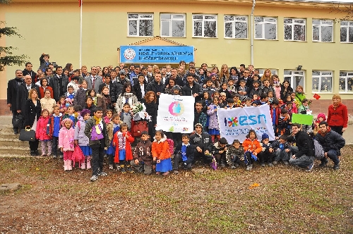 Anadolu Üniversitesi'nden yabancı öğrenciler köy okulunu ziyaret etti