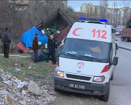 Ankara'da sebze kamyonu yoldan çıktı: 1'i ağır, 4 yaralı