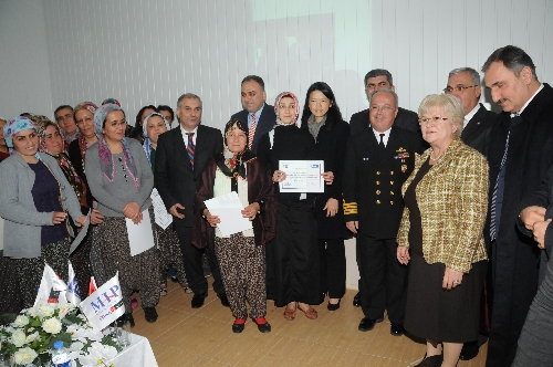 Anneler diplomalarını aldı