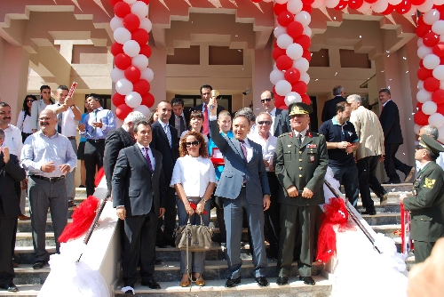 Antalya'da 410 bin öğrenci ders başı yaptı, yollar yetersiz kaldı