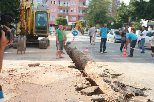 Antalya'da doğalgaz borusunun delinmesi paniğe neden oldu