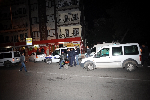 Antalya'da silahlı 3 kişi marketten 8 bin lira alıp kaçtı