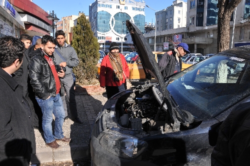 Aracın motoruna giren kedi itfaiyecileri pes ettirdi