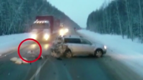 Araçtan fırlayan bebek TIR'ın altında kalmaktan son anda kurtuldu