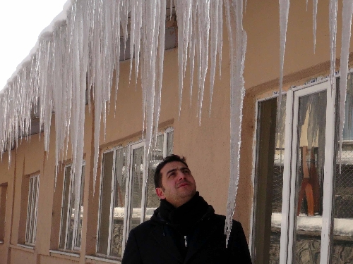 Ardahan'da 2 metrelik buz sarkıtları oluştu