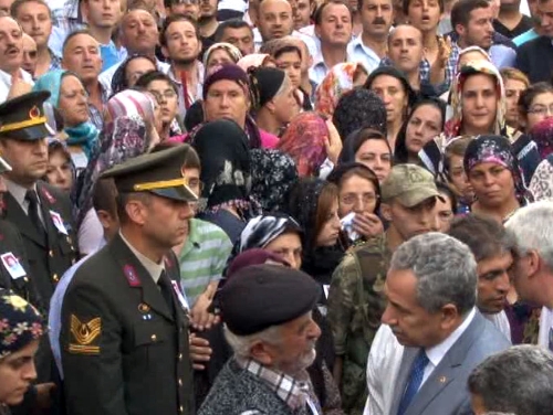 Arınç, bir grubun protestosu sonucu ters şeritten camiden uzaklaştı (2)
